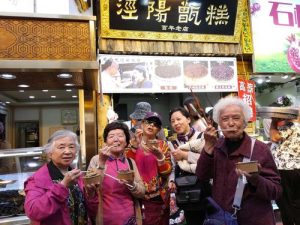 Visitors taste Xi'an Zeng Gao