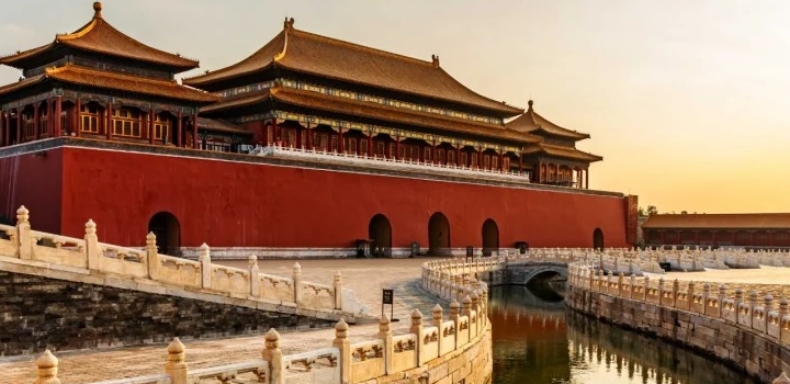 You can see the beautiful scenery of the Forbidden City.
