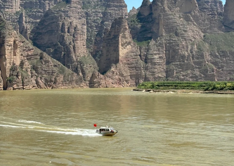 Bingling temple by boat