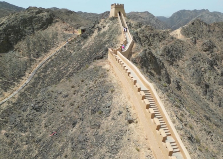 Overhanging Great Wall