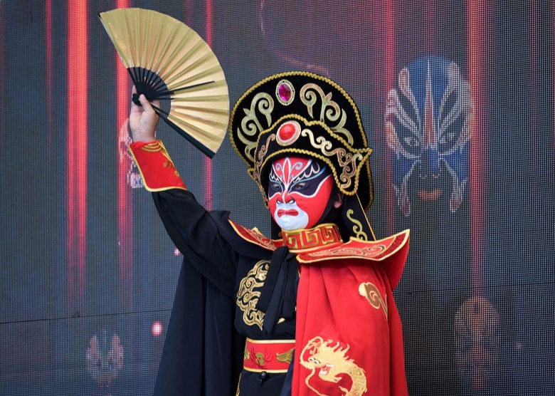 Sichuan Opera face-changing show