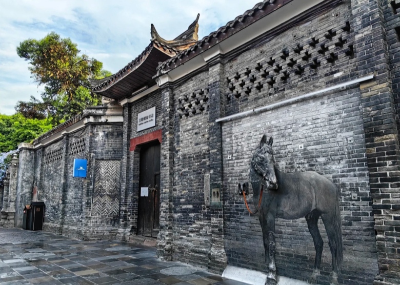 Wide and Narrow Alley