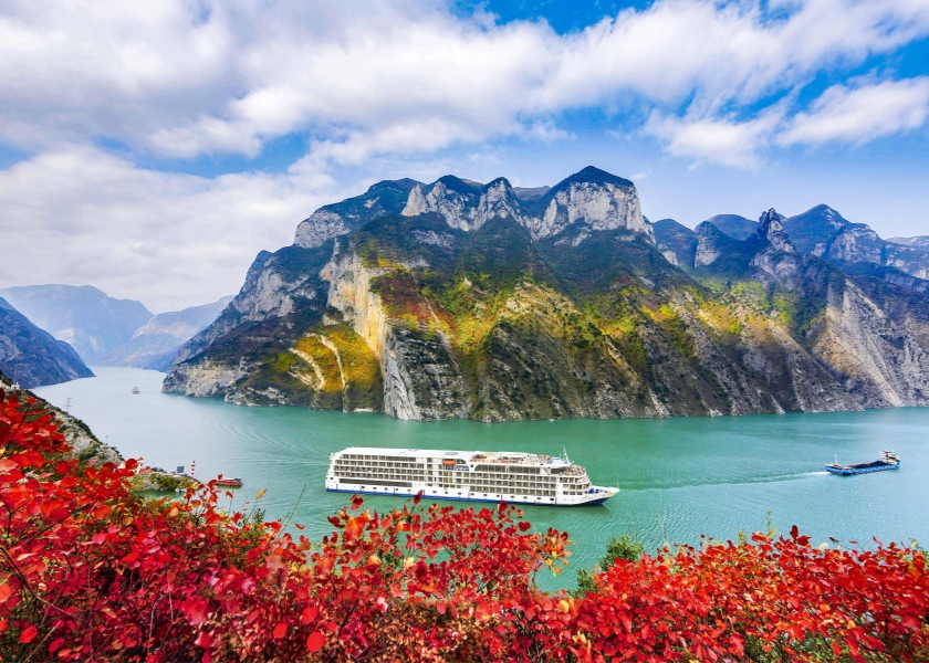 take Yangtze cruise in autumn