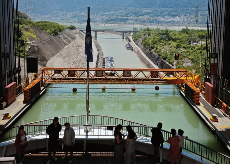 three gorge dam ship lift