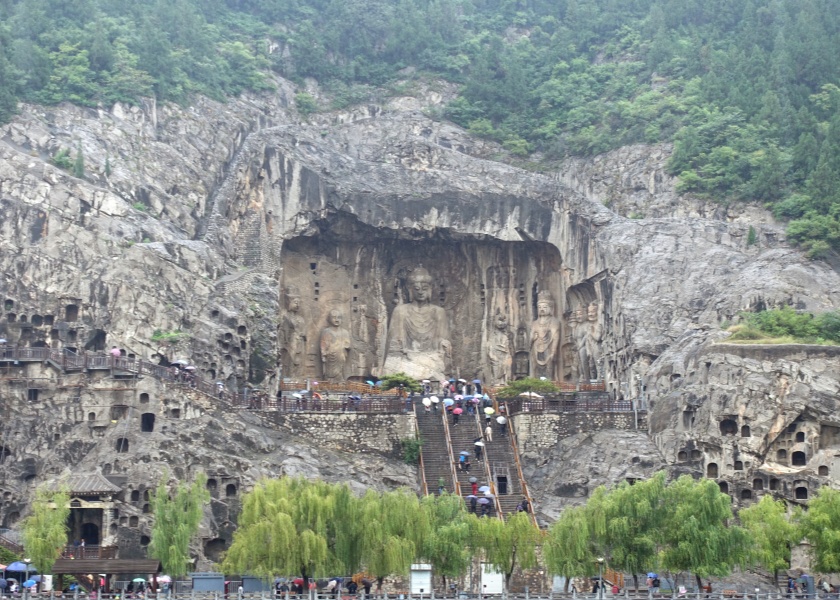 visit Longmen Grottoes in Spring