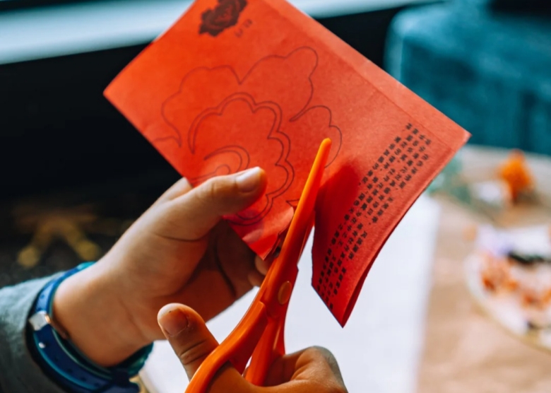 Children's paper-cutting class on the cruise ship