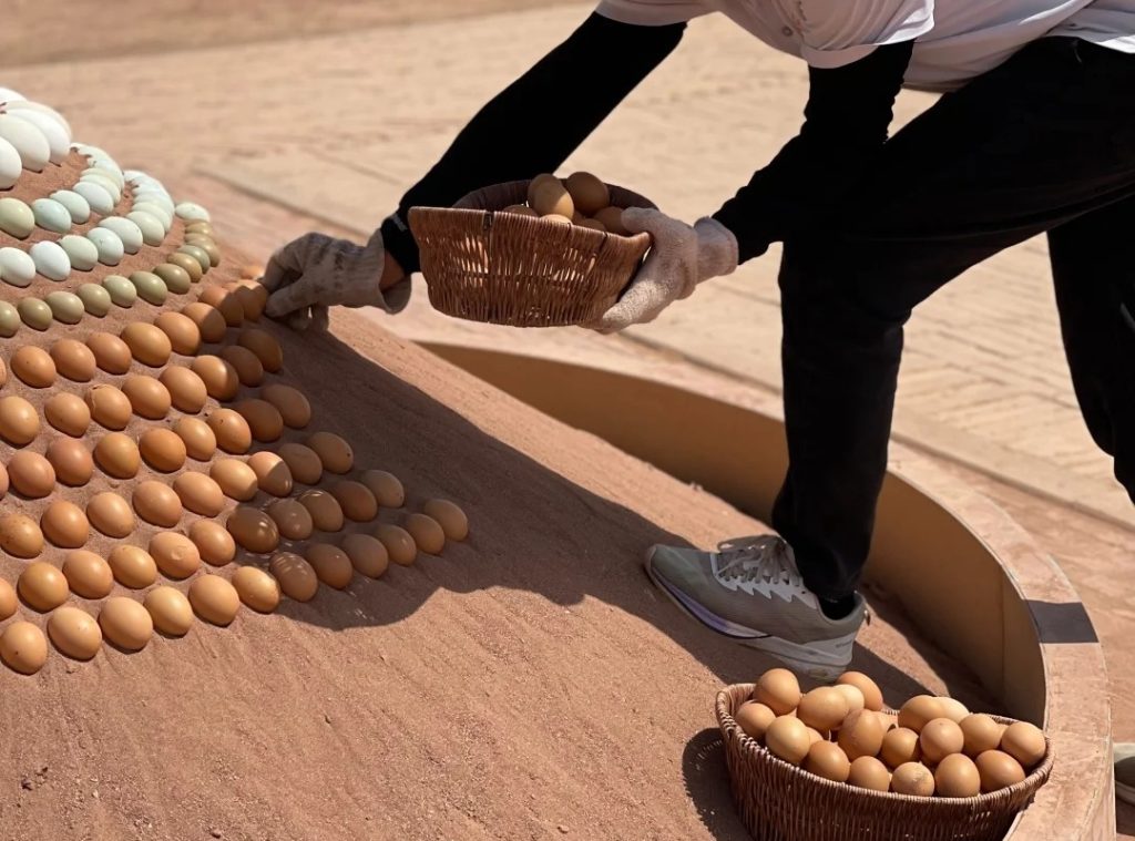 Cook eggs using the high temperature of sand