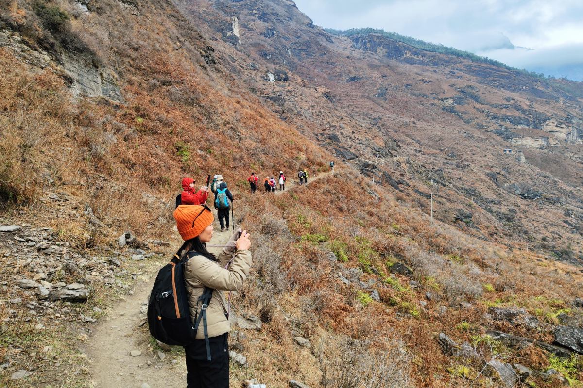 Hikers in Tiger Leaping Gorge