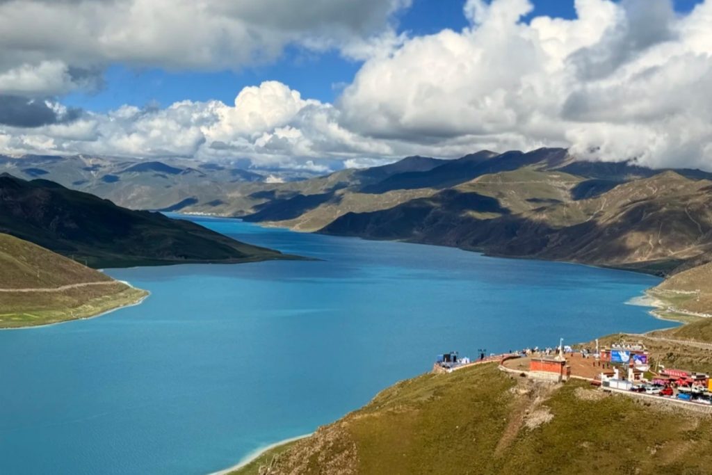 Panoramic view of Yamdrok Lake