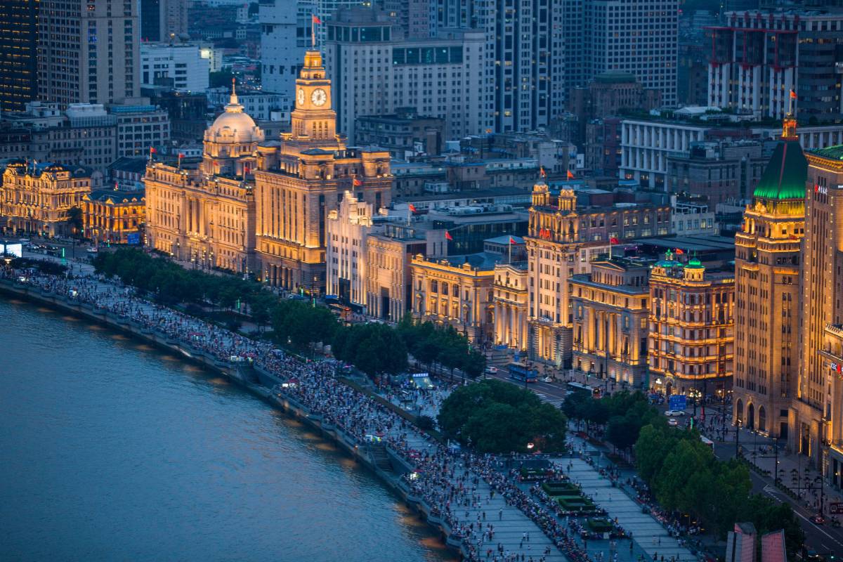 Take a stroll along the Bund in the evening