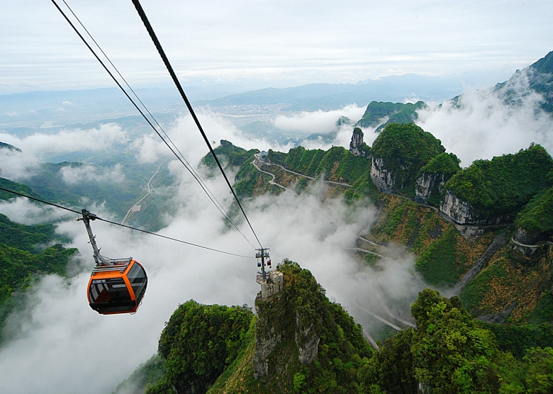 The Tianmen Mountain cable car, a record-breaking ride offering spectacular viewsThe Tianmen Mountain cable car, a record-breaking ride offering spectacular views