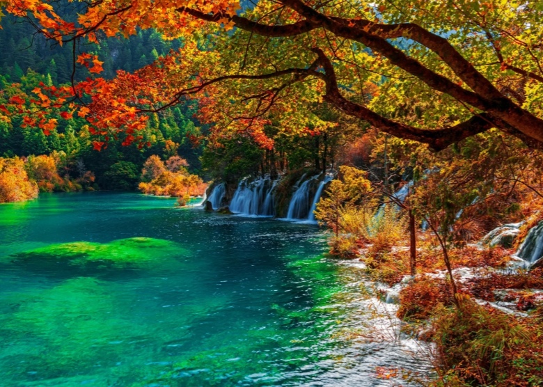The beautiful autumn scenery of Jiuzhaigou