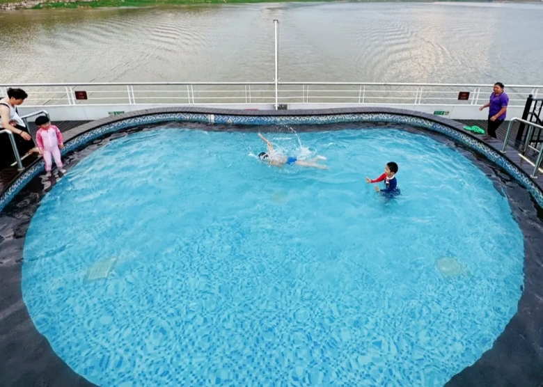 Children are swimming on the cruise ship