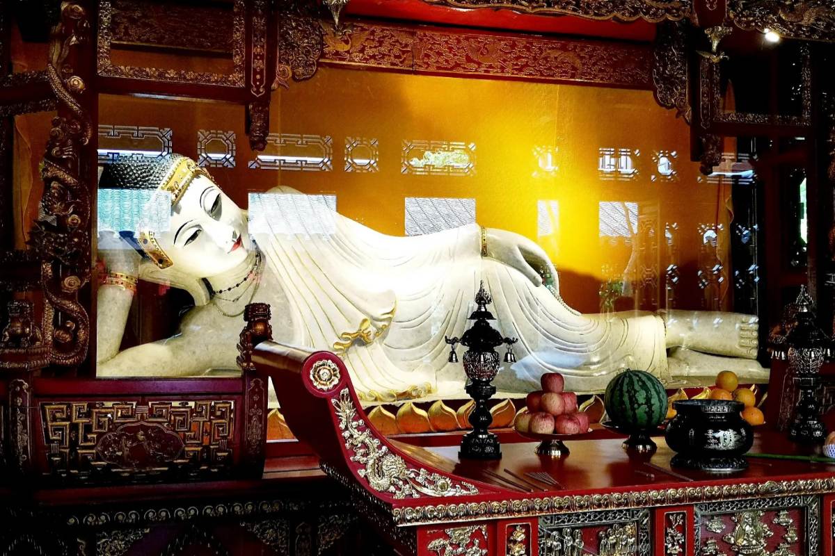 The reclining Buddha in the Jade Buddha Temple