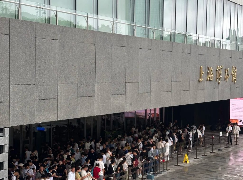 Tourists are queuing to enter the Shanghai Museum.