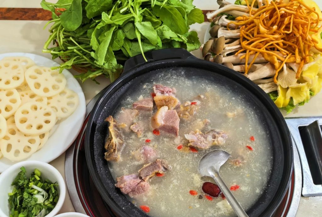 Cured Rib Hot Pot (Làpáigǔ Huǒguō)