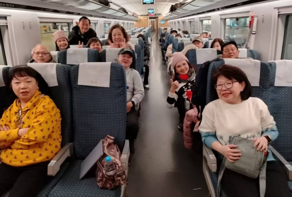 On the high-speed train back to Xi'an, the guests were all in high spirits.