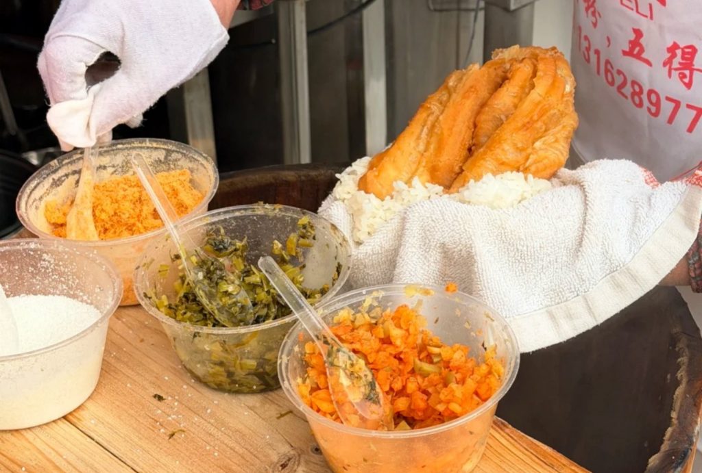 A food vendor is making Cifantuan