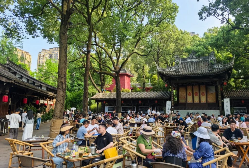 A popular tea house in Chengdu