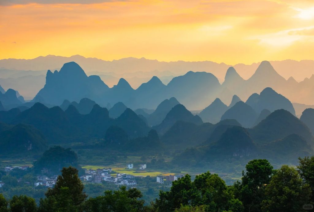 "A Panorama of a Thousand Miles of Rivers and Mountains" Viewing Platform
