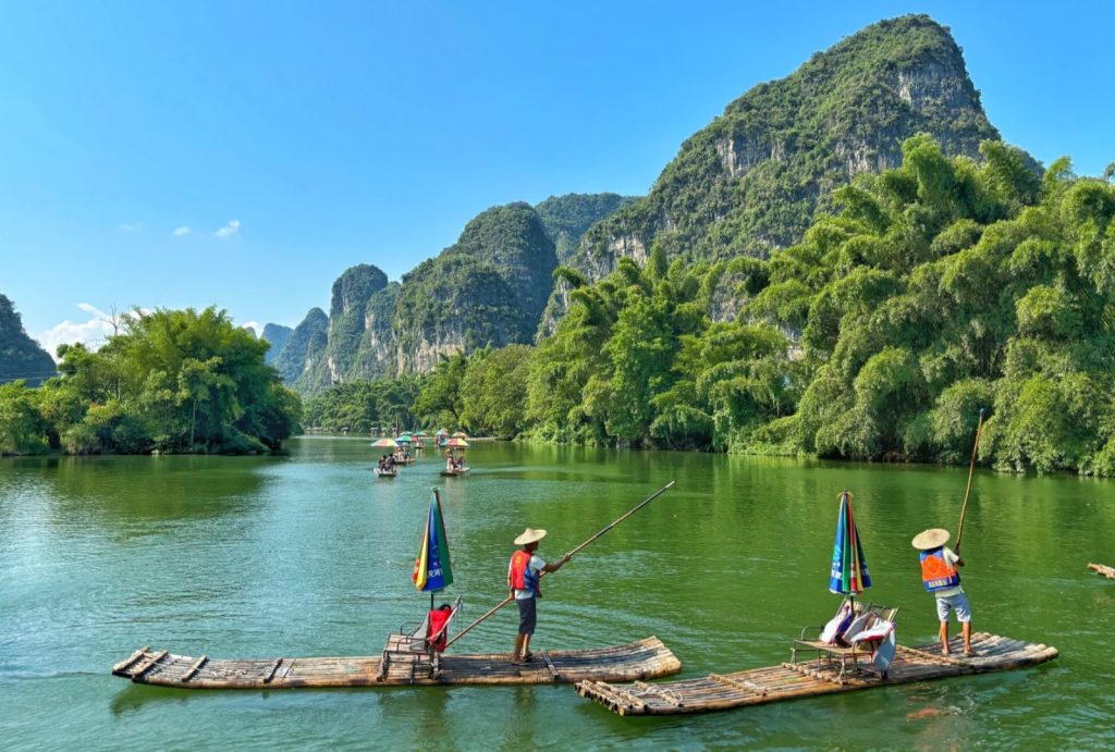 Enjoy the peaceful scenery of the Yulong River