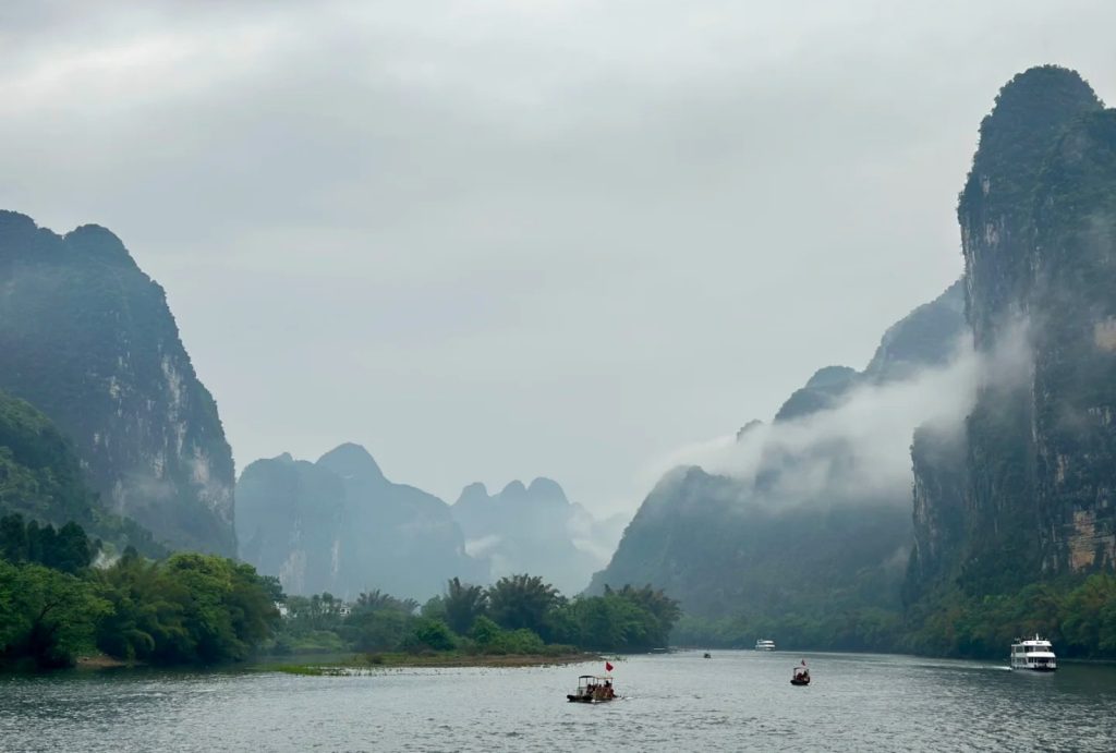 On rainy days, mist often settles over the Li River, creating a quieter and atmospheric view of the karst mountains.