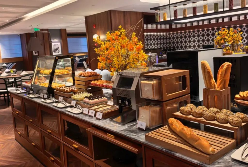 Restaurant and dessert area at Chengdu Intercity Hotel with modern design and cozy atmosphere.