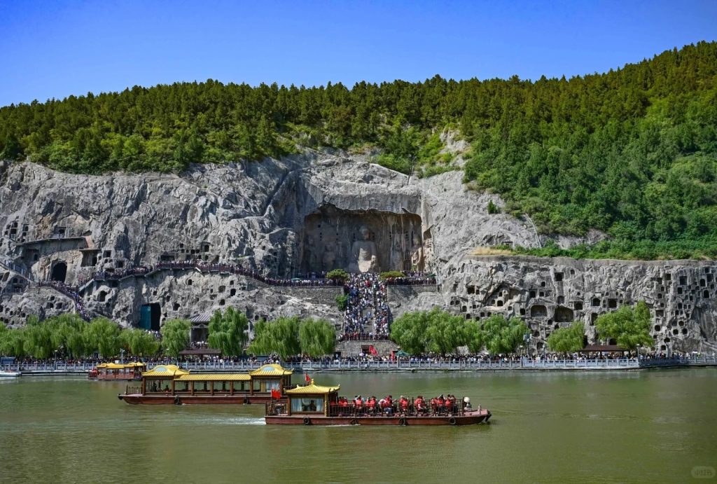 Take a sightseeing boat along the Yi River to view Longmen Grottoes