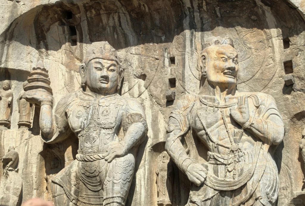 The two Heavenly Kings on the right of Vairocana Buddha