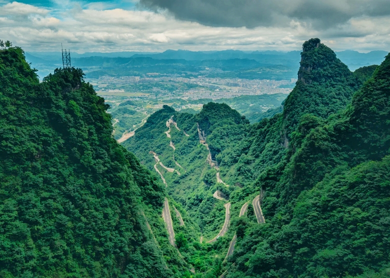 Where to Stay in Zhangjiajie: Wulingyuan vs Downtown