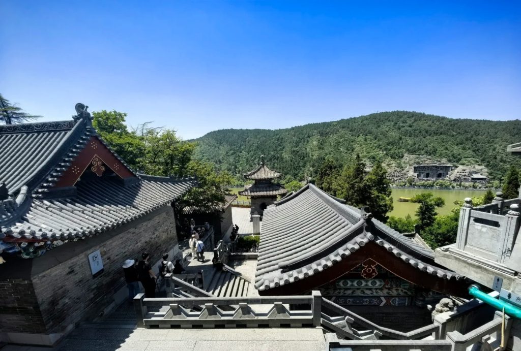 View the West Hill from Xiangshan Temple